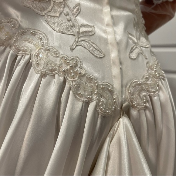 80S Lace Beaded Puff & Long Sleeved Winter White Wedding Gown Long Train & Veil - Picture 11 of 17